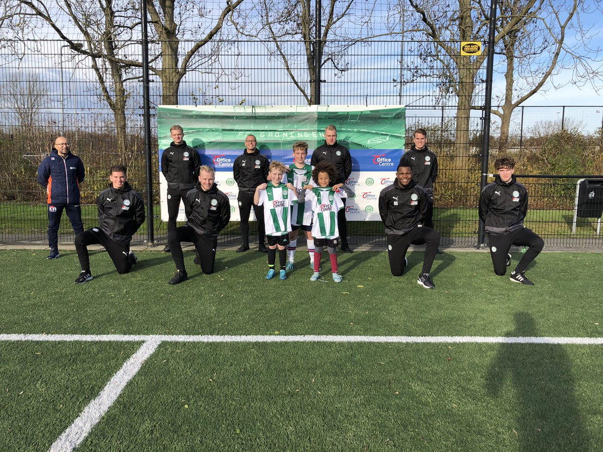 KazemiTaekwondo's tweet photo. @fcgroningen heel erg bedankt. Twan, Nijs en Lionel hebben het erg leuk gehad. Gave training, tishirt met eigen naam en interview. Cool!Ook namens @AnnetRijnberg76 en Freja Rijnberg heel erg bedankt πππ
#fcgroningen #trainalseenprof #verrassing https://t.co/4B0Z9plY9S