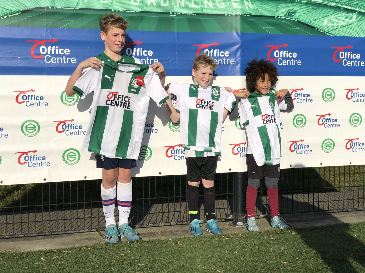 KazemiTaekwondo's tweet photo. @fcgroningen heel erg bedankt. Twan, Nijs en Lionel hebben het erg leuk gehad. Gave training, tishirt met eigen naam en interview. Cool!Ook namens @AnnetRijnberg76 en Freja Rijnberg heel erg bedankt πππ
#fcgroningen #trainalseenprof #verrassing https://t.co/4B0Z9plY9S