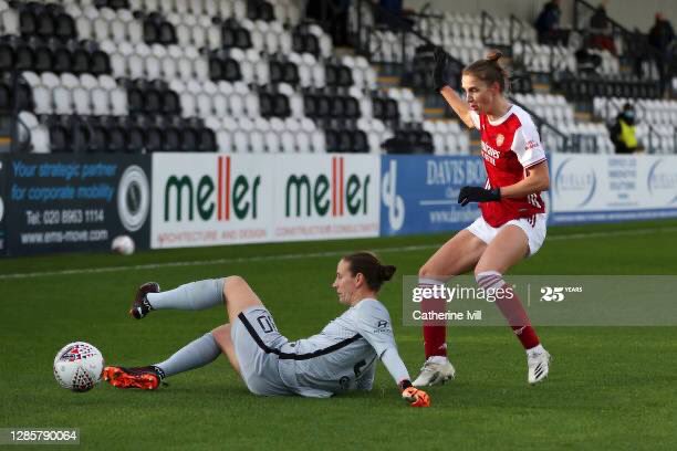 Half time at the  #LondonDerby - plenty of action but no goals in  @ArsenalWFC v  @ChelseaFCW  Fingers crossed for some more excitement ahead  Captured by  @catherineivill &  @_harrietlander   #WomensFootballWeekend