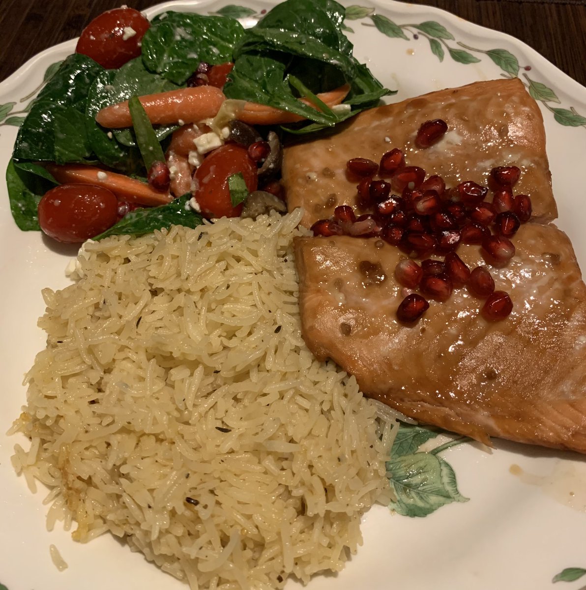 docschiff's tweet photo. Simple pleasures—pomegranate spinach salad and pomegranate salmon. #TreeToTable #FlowerReport. @alyssaharad https://t.co/F0MCcV9YGj
