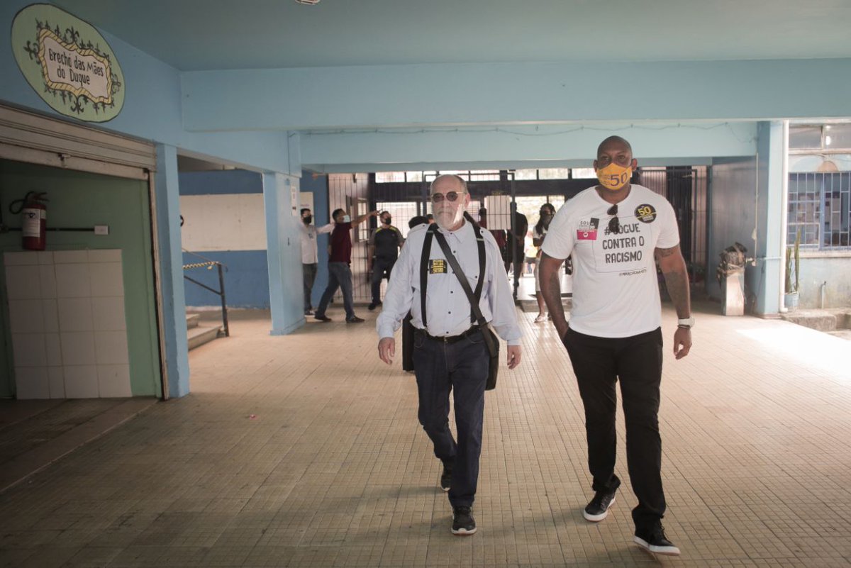Com muita honra votei acompanhado da minha candidata à prefeita, <a href="/fernandapsol/">Fernanda Melchionna</a>, e do candidato à vereância <a href="/PedroRuasPsol/">Pedro Ruas</a>. Voltei a Escola Duque de Caxias onde estudei e pude também rever ex-colegas.

📸 Guilherme Santos/PSOL