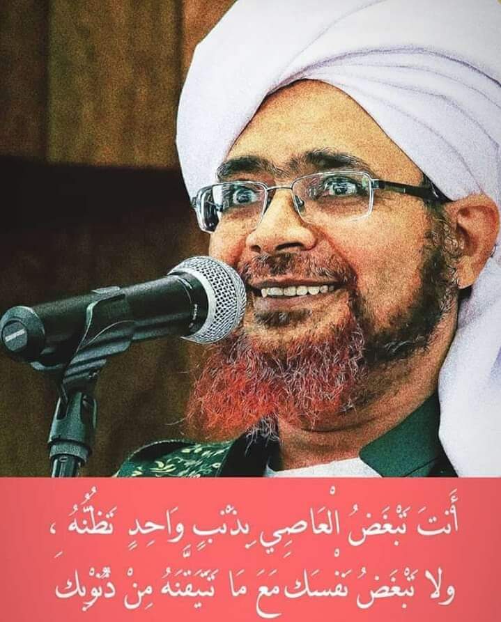 kamu membenci seseorang hanya karena diduga terjerumus dalam satu perbuatan dosa, dan kamu tidak membenci dirimu sendiri padahal kamu tau dirimu bertabur dosa.