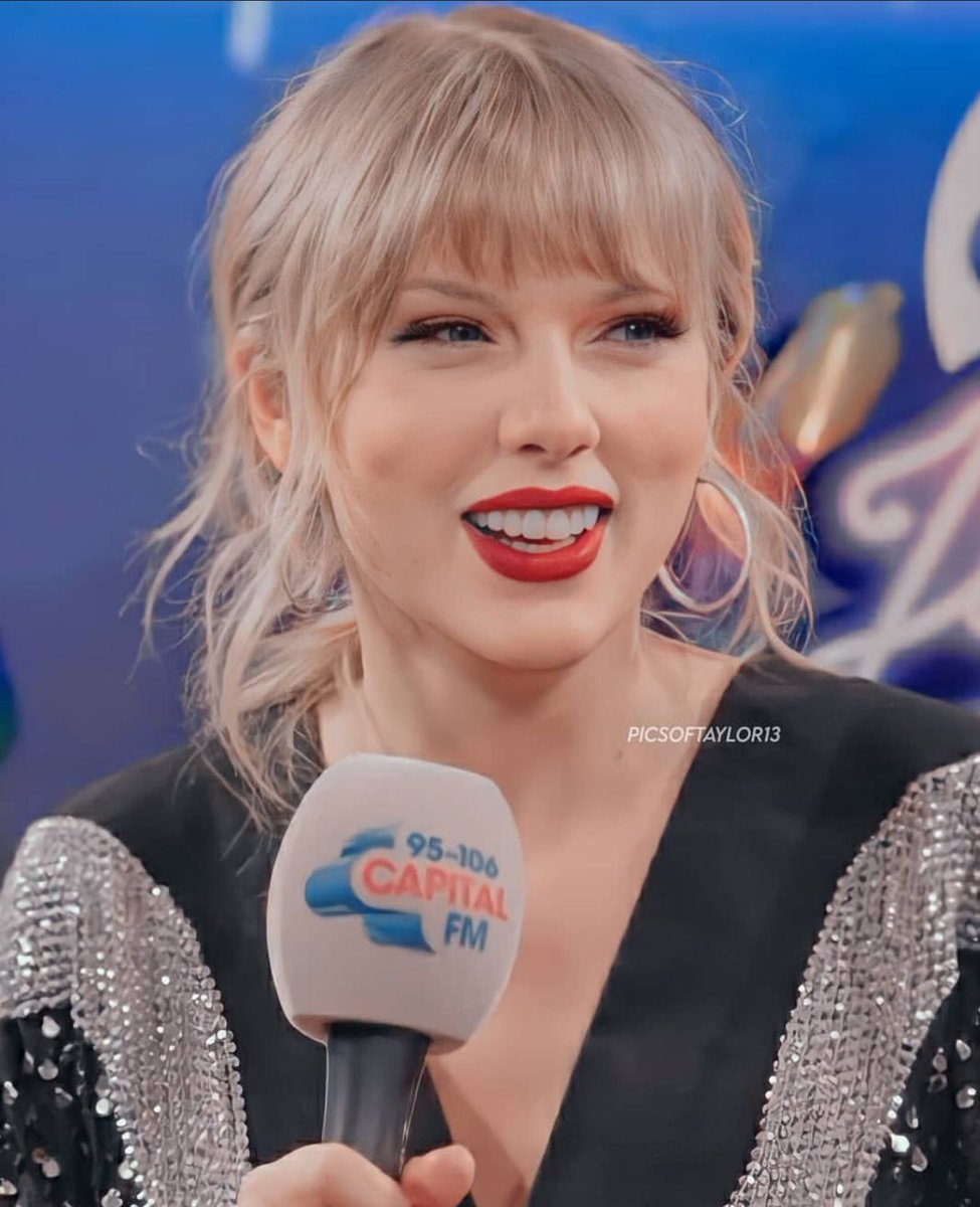 LaPuercaylor's tweet photo. GANA SEGUIDORES SWIFTIES 
SIGUE A TODO AL QUE DE RT 

1 Rt = Voto 

RT to vote Taylor Swift for Artist of the Year at the #AMAs  ! https://t.co/nrVlD8C126