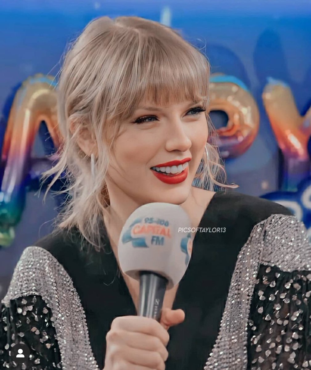 LaPuercaylor's tweet photo. GANA SEGUIDORES SWIFTIES 
SIGUE A TODO AL QUE DE RT 

1 Rt = Voto 

RT to vote Taylor Swift for Artist of the Year at the #AMAs  ! https://t.co/nrVlD8C126