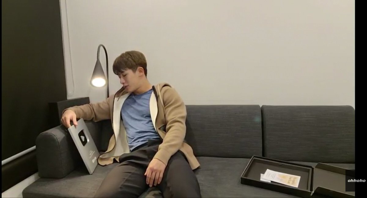 La manera en que lo puso a su lado y se sentó ahí como si fuera su compañer@ o algo sjsksl yo quería ser el cuadrito y estar ahí