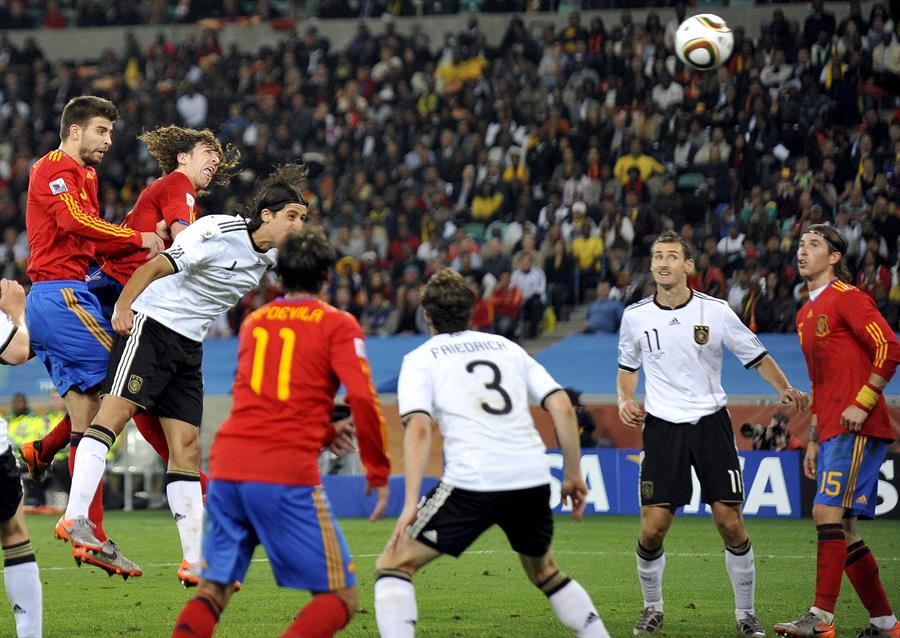 RNEdeportes's tweet photo. @alberlopezfrau @EstadioTVE 💪 Carles Puyol era de esos jugadores que contagian su fuerza al resto del equipo

🇩🇪 Su gol en la semis del Mundial ante Alemania permitió a la Selección jugar la final del campeonato

#⃣ Vota usando el hashtag #LaSelecciónDeNuestraVida o en la web

🔗 https://t.co/PttNUarmCr https://t.co/fmxK0qMKo2
