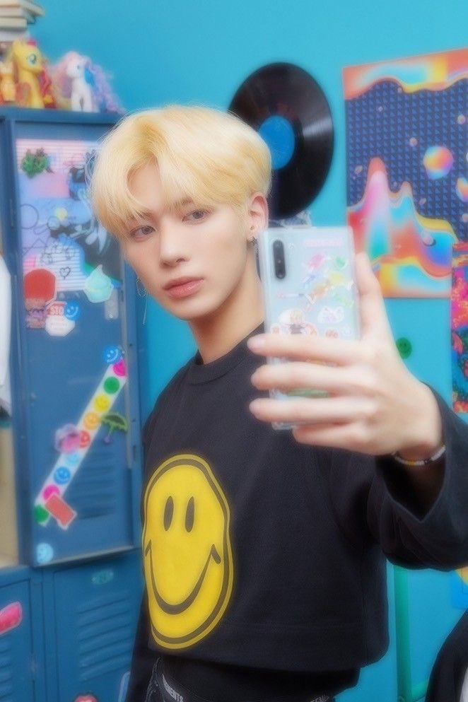 66ZCL's tweet photo. this is it.. 😿 this is the end.. 😿 we have to say goodbye.. 😿 to this akasing wmera........... 😿 im so sad.. 😿 it was so fast...😿 #crying #sad #sadhours #itjusthitme 

#GoodBye_Minisode1 
#스페셜한_블루아워를_들려줘서_고마워 
@TXT_members @TXT_bighit https://t.co/sKgHrKmc5o