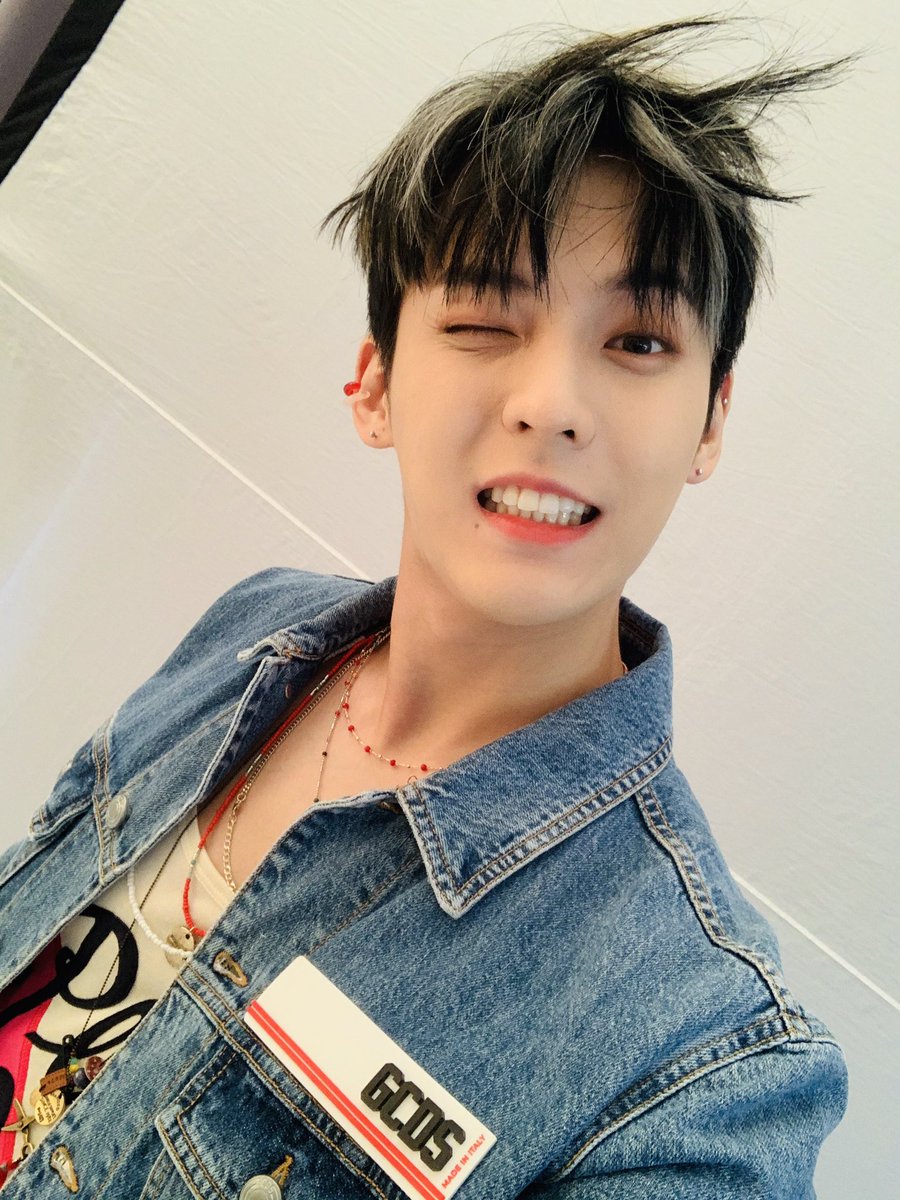 btob2mh's tweet photo. 셀 카 받 아 랏 😉 https://t.co/OmlRpaxJkB