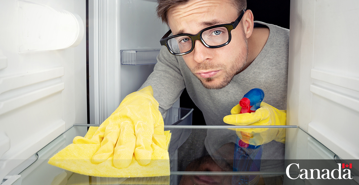 InspectionCan's tweet photo. Are littles ones trying to distract you from tackling #CleanOutYourFridgeDay? Keep them curious about the kitchen and world around them with #JuniorCFIA kids' activities! Our food safety activity booklet is sure to keep them busy. π©βπ³π¨βπ³ https://t.co/jRKNanPOfs https://t.co/oQ5GNl1N21