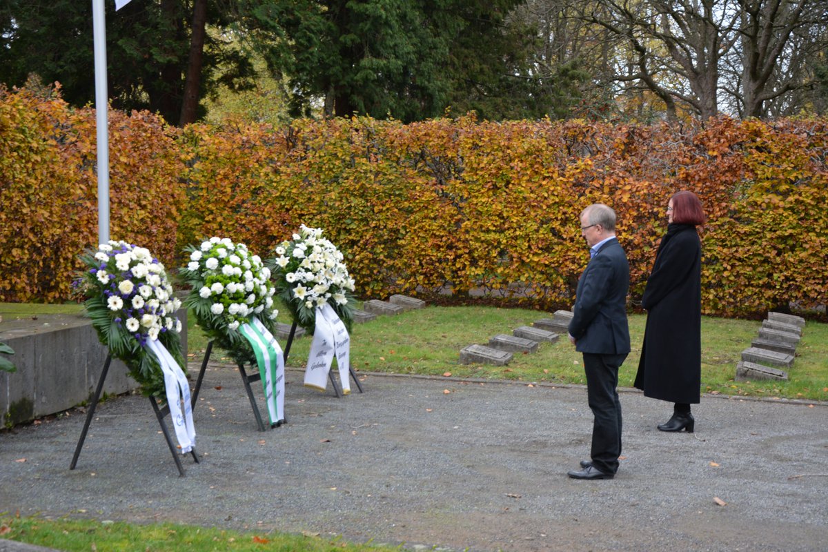 Ruediger_Scholz's tweet photo. Zusammen mit Bezirksbürgermeisterin Michaela DiPadova habe ich zum #Volkstrauertag an der Gedenkstätte auf dem Friedhof #Leverkusen-#Manfort der Opfer von Krieg, Terror und Gewaltherrschaft gedacht. #Volksbund https://t.co/L789GiHh9W