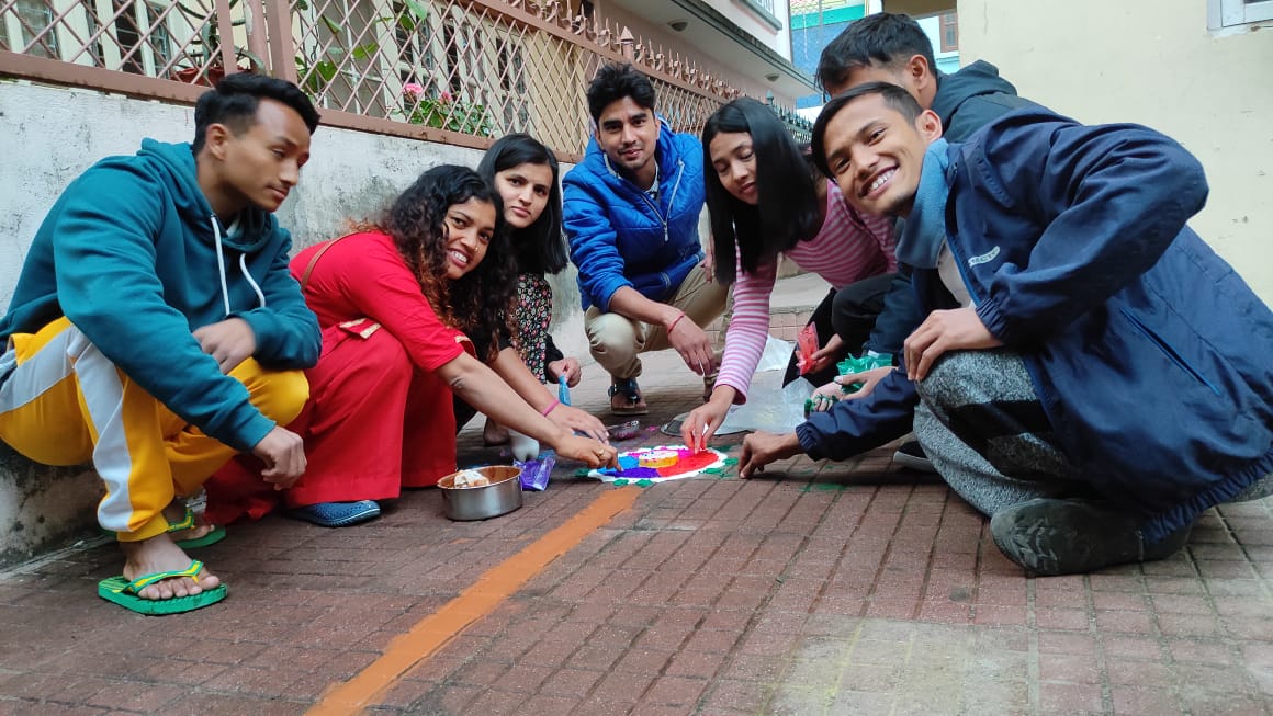 CaminaNepal's tweet photo. Estos días en Nepal están celebrando Tihar o Deepawali, el festival de las luces. 
Los jóvenes de la residencia Creative Home, nos han mandado estas fotos para que veáis como lo están celebrando y lo bonito que les ha quedado la casa. 

Desde aquí les deseamos un FELIZ TIHAR!!! https://t.co/gKOeyhsxLi