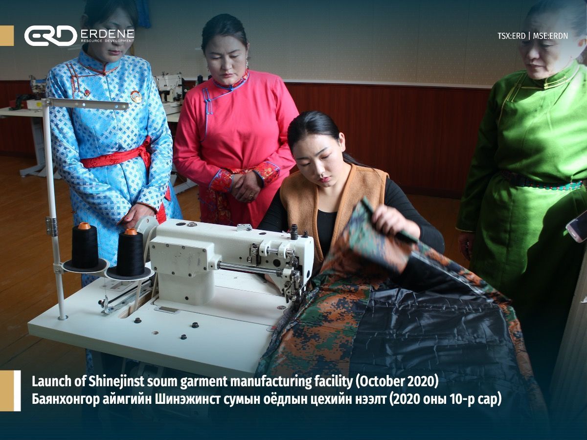 ErdeneRes's tweet photo. Эрдэнэ Ресурсийн орон нутгийн хѳдѳлмѳр эрхлэлт, бизнесийг дэмжихээр эхлүүлсэн Шинэжинст сумын оёдлын цех нь Covid-19 дотоодын халдварыг хумих үйлсэд хувь нэмрээ оруулахаар амны хаалт оёж эхэлсэн ба үүнээсээ сумын онцгой комисст хандивлалаа. https://t.co/wNmBcfH8Yf