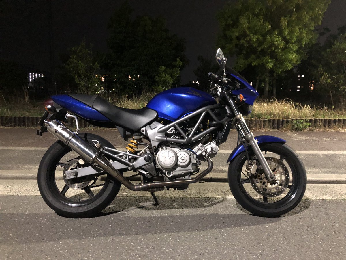 げんちゃん Vtr250 キャブ車売ります 万より 早期即決の方には多少値引きします 車体走行距離約キロ エンジン載せ替えあり 約キロ キャブにディンプル加工あり Nsrのサス入ってます おまけでプロスマンのエンジンガード付けます モタードと
