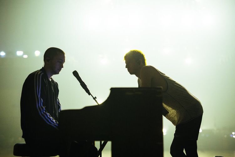clikkiescrave's tweet photo. CLIKKIES IT IS LAST DAY OF VOTING AND THIS IS A VOTING THREAD RT THEM ALL AND REPLY TEN TIMES UNDER THIS TWEET

I'm voting for Twenty One Pilots for Favorite Artist - Alternative Rock at the #AMAs https://t.co/OKNKhYJpwP