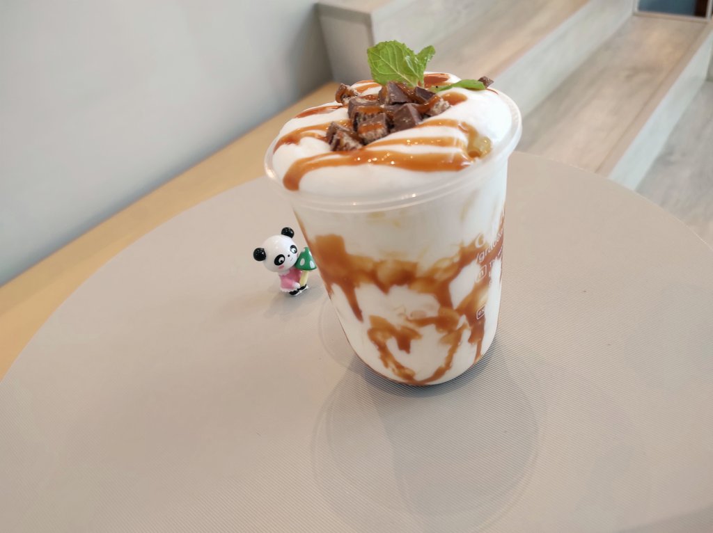 BlackScarlett12's tweet photo. มาตอนเก็บของพอดือ55555555
ขอบคุณร้าน @GToastcafe ด้วยนะคะที่แถมขนมมาให้ แซ่บนัวมากค่ะ พอดีชอบกินขนมปังหวานๆอยู่แล้ว เดี๋ยวถ้ามีตังค์ค่ารถแล้วจะแวะไปซื้อขนมนะคะ5555 เจ้าของร้านน่ารักกันทุกคนเลย ♥️♥️♥️
น้องเขียวกับมะพร้าวอร่อยมั่กก💚💚
#AlwaysStayWithYanan https://t.co/ZhXdSNq0xY