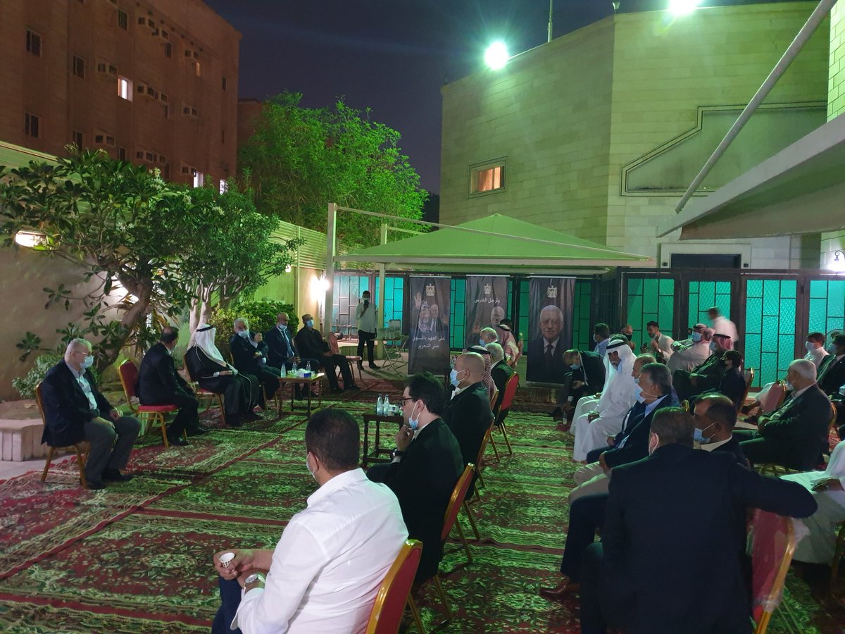 أقامت القنصلية العامة بيت عزاء للقائد الوطني د. صائب عريقات "رحمه الله" أمين سر اللجنة التنفيذية لمنظمة التحرير الفلسطينية.

حيث استقبلت المعزيّن من القناصل العامين للدول العربية والأجنبية المعتمدين بجدة، وجموع من أبناء الجالية الذين قدموا لتقديم واجب العزاء برحيل الفقيد.