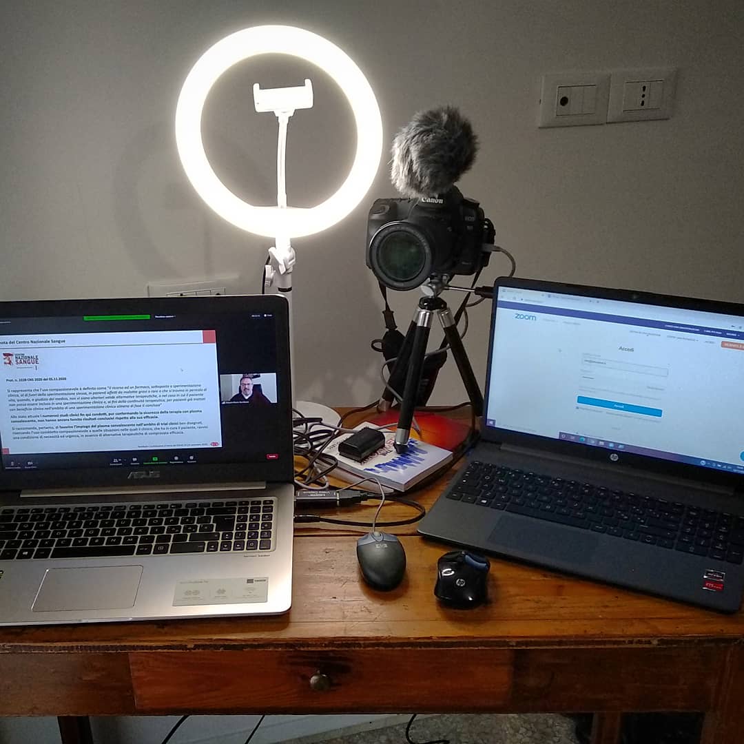 TomSardelli's tweet photo. Quando devi raccontare come funziona una videoconferenza e devi farlo mentre sei in videoconferenza. 😵
Meta-videoconferenze, ma con stile 😎
#videocall #videoconference #zoom #dslr #canoneos #rodemic #ringlight #fidaslab #fidas https://t.co/fEEq2E0OuQ