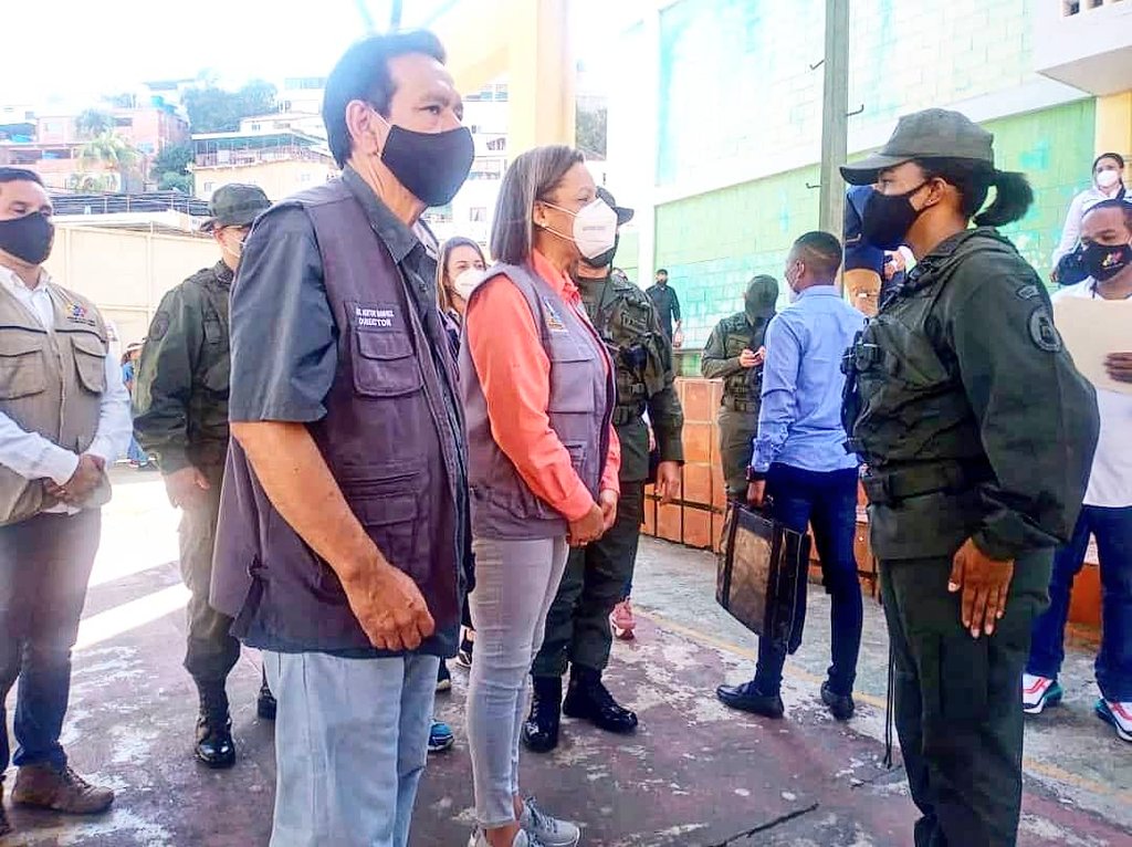 cneesvzla's tweet photo. Desde el Centro de Votación ubicado en el Liceo Narciso Gonell de Catia La Mar, la presidenta del @ve_cne, Indira Alfonzo, acompaña el inicio del segundo Simulacro Nacional de Votación, rumbo a las Elecciones Parlamentarias del próximo 6D.

CNE #TiempoDeElegir #15Nov https://t.co/CJZTsGZRPg