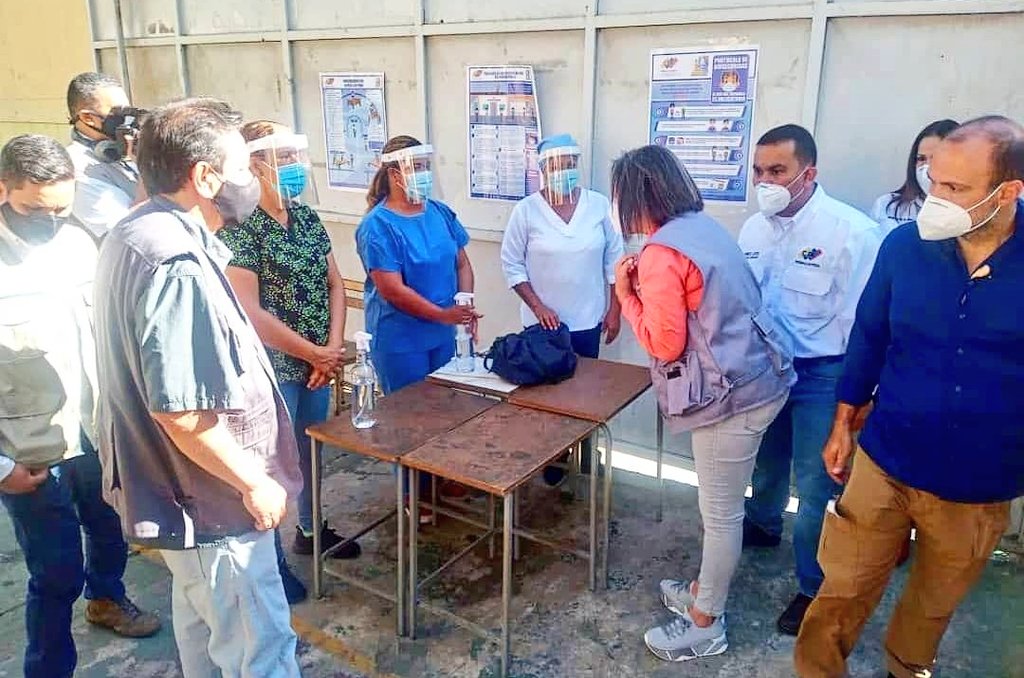 cneesvzla's tweet photo. Desde el Centro de Votación ubicado en el Liceo Narciso Gonell de Catia La Mar, la presidenta del @ve_cne, Indira Alfonzo, acompaña el inicio del segundo Simulacro Nacional de Votación, rumbo a las Elecciones Parlamentarias del próximo 6D.

CNE #TiempoDeElegir #15Nov https://t.co/CJZTsGZRPg