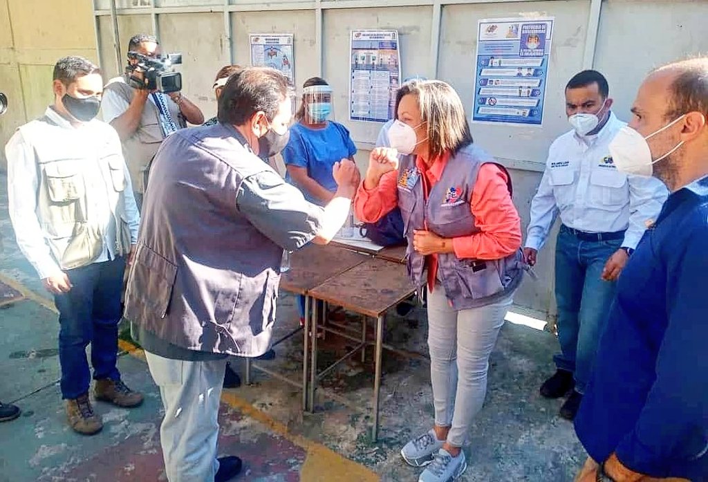 cneesvzla's tweet photo. Desde el Centro de Votación ubicado en el Liceo Narciso Gonell de Catia La Mar, la presidenta del @ve_cne, Indira Alfonzo, acompaña el inicio del segundo Simulacro Nacional de Votación, rumbo a las Elecciones Parlamentarias del próximo 6D.

CNE #TiempoDeElegir #15Nov https://t.co/CJZTsGZRPg