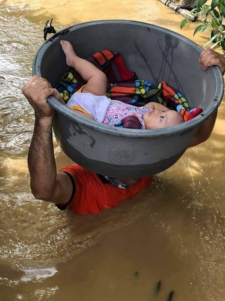 cordova29_'s tweet photo. "Es cierto, hay malos padres pero tambien hay padres que dan su vida por sus hijos". 🥺 Fotografías que hacen historia 😔 https://t.co/f6BtpbEGID