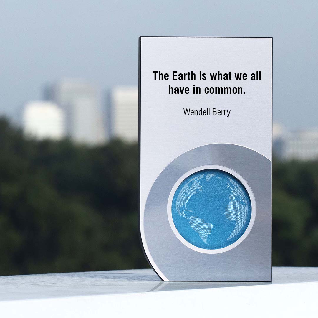 rivannadesigns's tweet photo. On #AmericaRecyclesDay, we salute all those who work in and advocate for #recycling and #composting.  Our Atlantic Award is made from #recycled paper. #richlite #FSCrecycled #ecoaward #greenrecognition #trophy https://t.co/VmwSWsqOXY