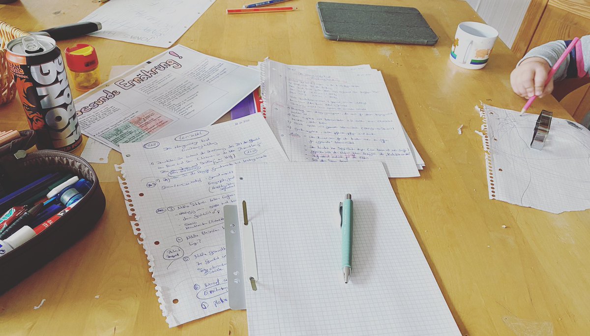 steffiskinder's tweet photo. Mama Alltag 🙈 Lernen unter erschwerten Umständen....❤️
#mamagehtnochmalzurschule #ausbildung #kinderpflegerin #steffiskinderstube #momof4kids #lernenlernenlernen #lernenuntererschwertenbedingungen #familienlebenxxl #grossfamilienleben #diehappes https://t.co/fj3bIObL5c