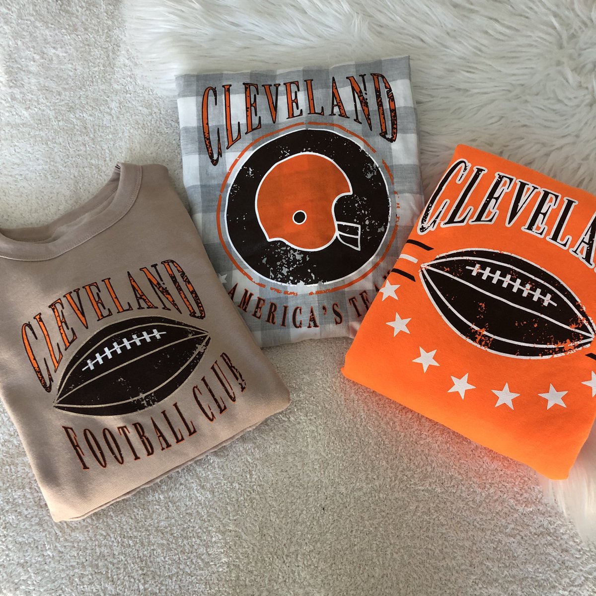 emilyroggenburk's tweet photo. Good vibes game day giveaway! Giving away a $50 gift card to https://t.co/jkwZzmqx1P RT to enter!

+ use code JINGLE20 fo 20% off everything all day! 🏈🏈🎄🎄 https://t.co/sVWpcS9EBJ