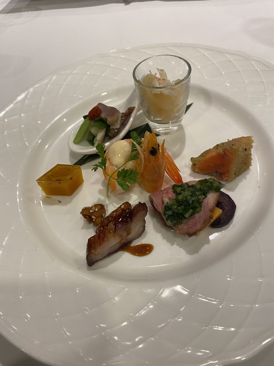 よくわからない偉そうなおじさんと1人10 000円する中華のコース料理食べるより気の知れた仲間や綺麗なお姉さんと行くバーミヤン の方が美味しいです Dm待ってます ツイレポ