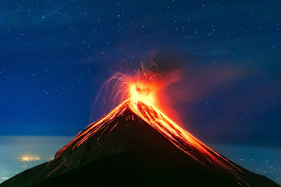 オリオンの風 世界の火山活動 Volcanodiscovery フエゴ火山 成層火山3 763m グアテマラ 年11月15日22 15 Jst 爆発的な活動が続いています Vaacワシントンは 推定4600 Mの高度または飛行レベル150まで上昇した火山灰プルームについて警告しました