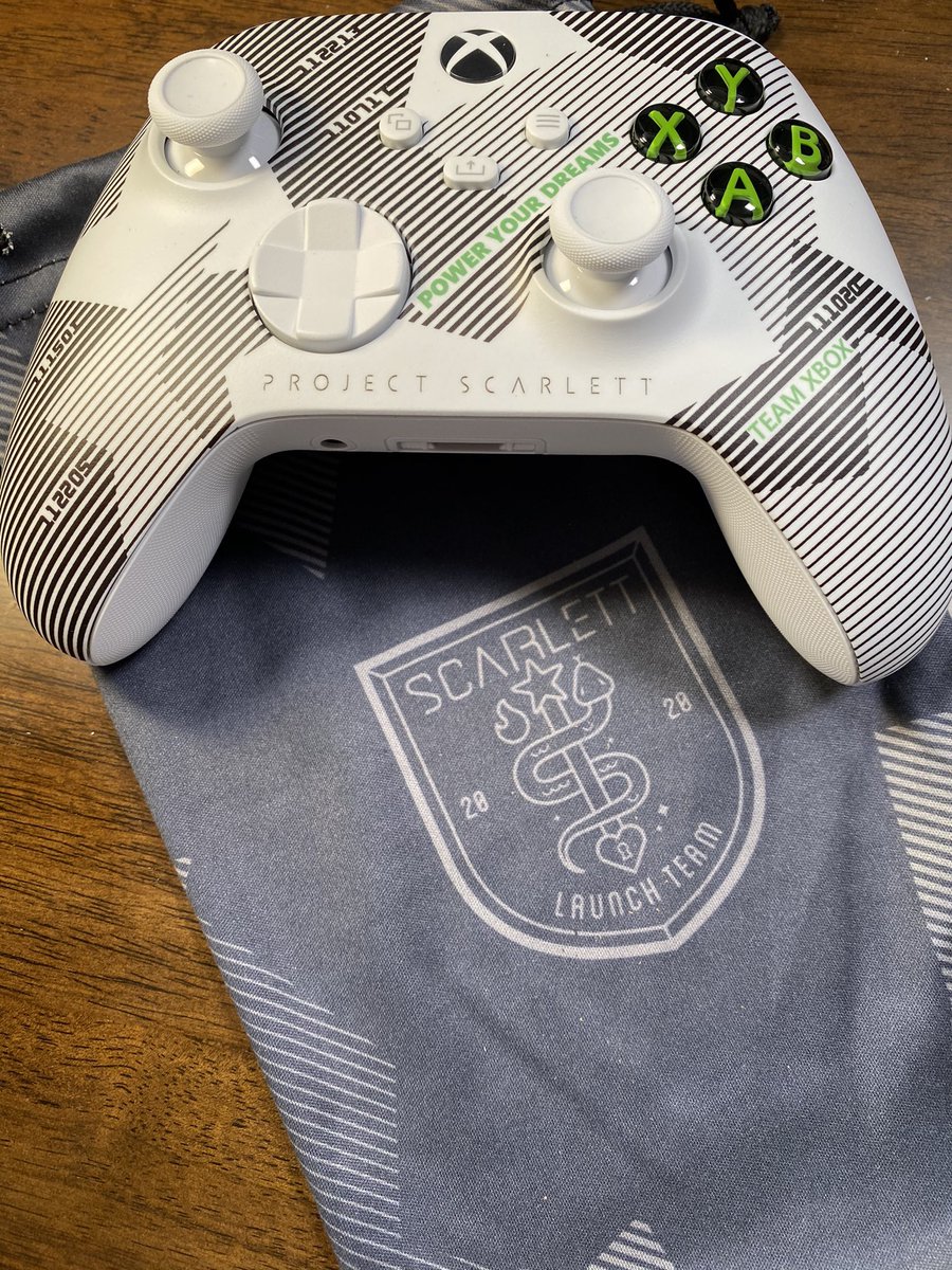 Detalhes que fazem diferença: a equipe envolvida com o desenvolvimento dos novos Xbox (series S/X) ganhou um controle personalizado e uma mensagem do Phil Spencer. No controle vemos "Projet Scarlett, codinome interno do projeto, além do slogan "Power Your Dreams".