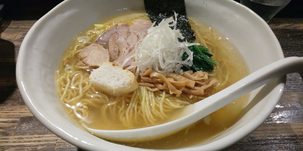 the_peperon's tweet photo. 今日のラーメン夜。RAMEN CiQUE@南阿佐ヶ谷の塩ラーメン（大盛）。百名店2019の一つ。綺麗でど真ん中な塩。焼き麩はスープを染み込ませて食べると美味。卓上の柚子胡椒も合います。完飲。 #ラーメン #CiQUE https://t.co/uk0mozIsZG
