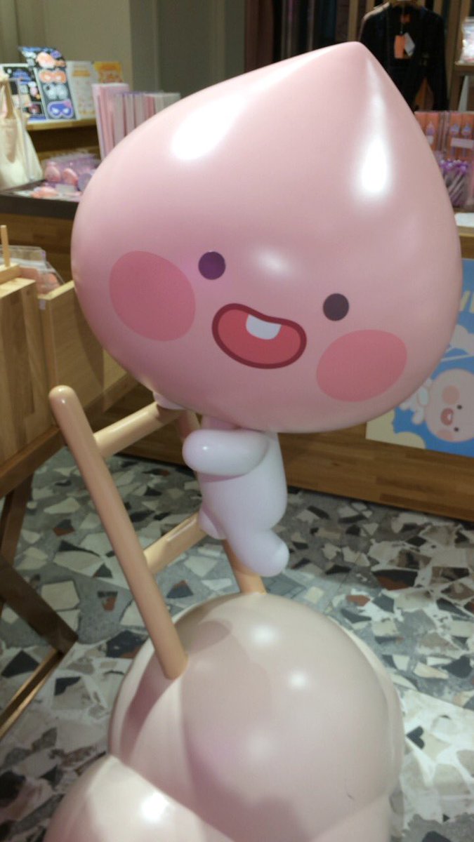 himetoskyward's tweet photo. 先日は、とっても可愛い空間すぎるお店に行ってきました❣️
マカロン食べまくった😋
💕✨✨
コロナが落ち着いたら、韓国でまた可愛い物沢山探したいっ✈️✨✨✨
#ムーンアピーチ #muunseoul #apeachcafe #apeachomotesando #アピーチ #アピーチカフェ #アピーチカフェ表参道 https://t.co/RH200yP71n