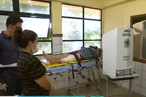 De muletas, eleitora sofre acidente e vota deitada em maca em Salvador (BA)

Marta Angélica de Almeida havia feito uma cirurgia no joelho e, ao subir a rampa de acesso ao local, caiu. Samu foi acionado #Eleições2020