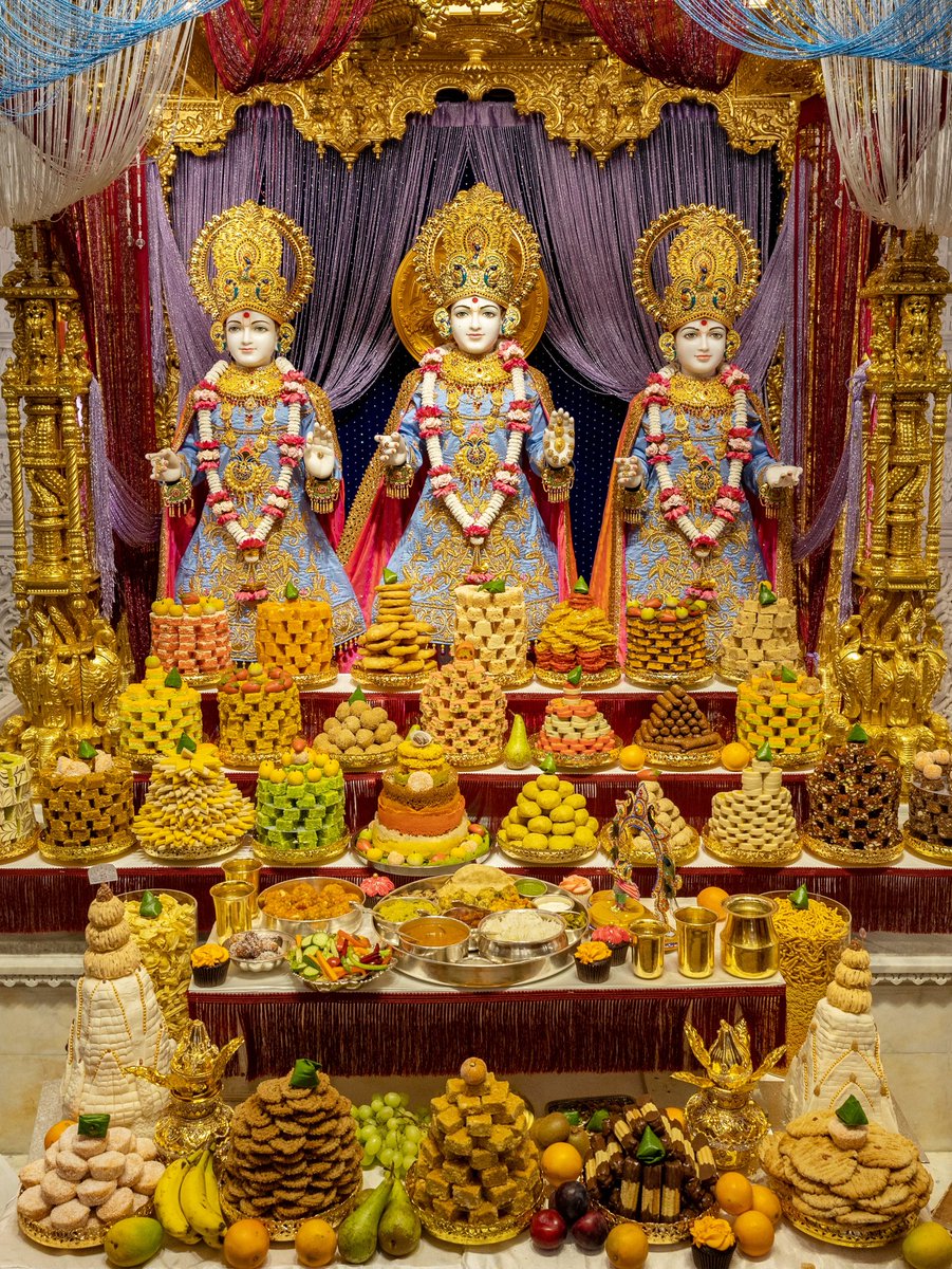 NeasdenTemple's tweet photo. Today we celebrate 'Annakut', a devotional offering to God and all our sacred deities and gurus made in thanksgiving for their continued blessings. We pray for the well-being, happiness and success of everyone in the UK🇬🇧 and our world🌍. #Diwali #BAPSdiwali #DiwaliAtHome https://t.co/uV2gd5Th2U