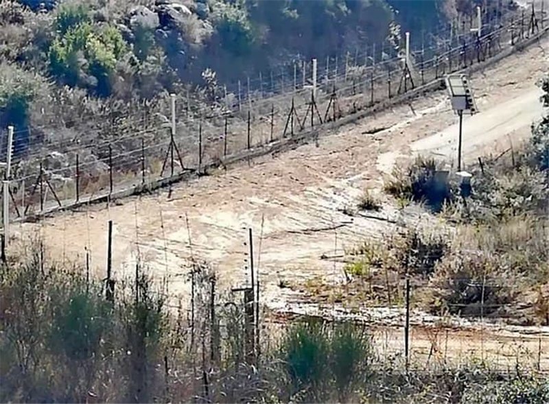 نموذج عن الطرقات العسكرية الحدودية التي هجرها العدو منذ 115 يومًا تاريخ إنكفاء جنوده عن الحافة الأمامية للحدود مع #لبنان

الصورة للطريق العسكري في "خلة وردة"
وتبدو كميات الاتربة التي جرفتها السيول ولا زالت على حالها لأول مرة منذ التحرير عام 2000 .