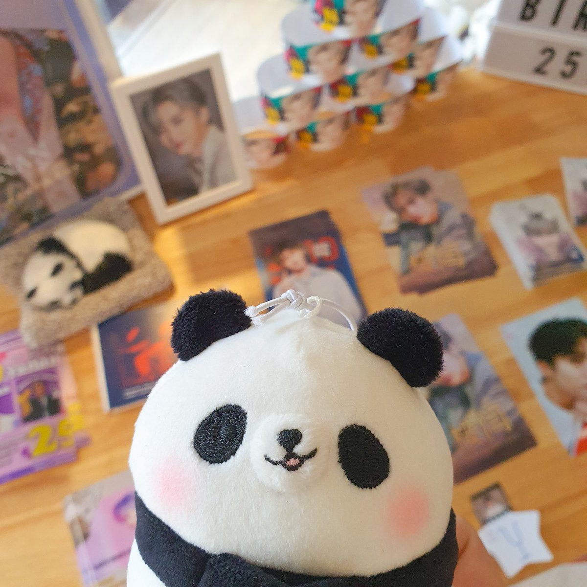 p_polar10's tweet photo. 🥺🤏💕🐼💕 เอารูปแพนด้ามาลงเพิ่มฮับ ขอบคุณของแจก giveaways ทุกชิ้นเลยนะค้าบ น่ารักมากๆ 😭💞🎁 ขอบคุณบ้าน @PrinceYanan_TH ที่จัดคาเฟ่วันเกิดให้เหยียนอันค้าบ ยูนิน่ารักกันทุกคนเลย 🌌🌼💖 #AlwaysStayWithYanan https://t.co/n37jTc64sO