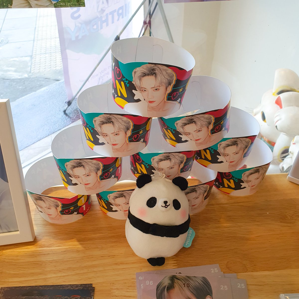 p_polar10's tweet photo. 🥺🤏💕🐼💕 เอารูปแพนด้ามาลงเพิ่มฮับ ขอบคุณของแจก giveaways ทุกชิ้นเลยนะค้าบ น่ารักมากๆ 😭💞🎁 ขอบคุณบ้าน @PrinceYanan_TH ที่จัดคาเฟ่วันเกิดให้เหยียนอันค้าบ ยูนิน่ารักกันทุกคนเลย 🌌🌼💖 #AlwaysStayWithYanan https://t.co/n37jTc64sO