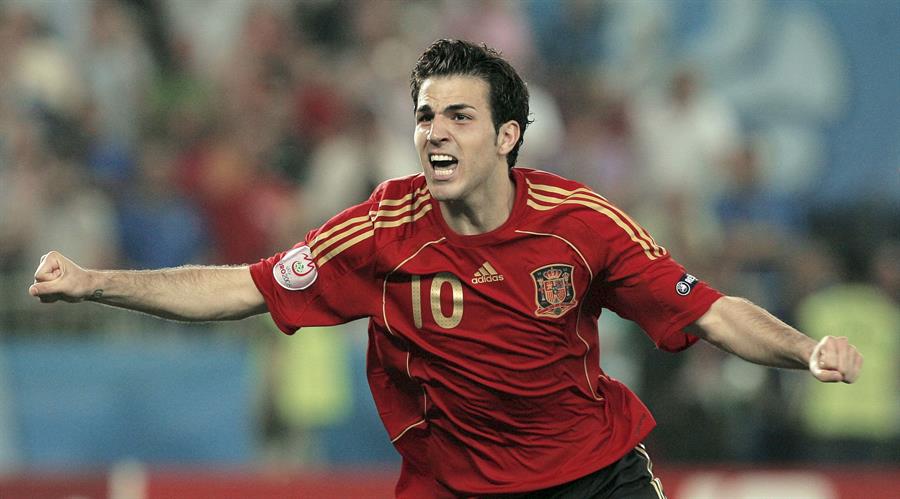 RNEdeportes's tweet photo. @alberlopezfrau @EstadioTVE 🧠 Cesc Fábregas jugó 110 partidos con España y marcó 15 tantos

⚽ Su gol de penalti a Italia en los cuartos de final de la Eurocopa 2008 fue el punto de partida de los éxitos de La Roja

#⃣ Vota por él con #LaSelecciónDeNuestraVida o en la web

🔗 https://t.co/JYJDzBGn3r https://t.co/QYjytPD2OR