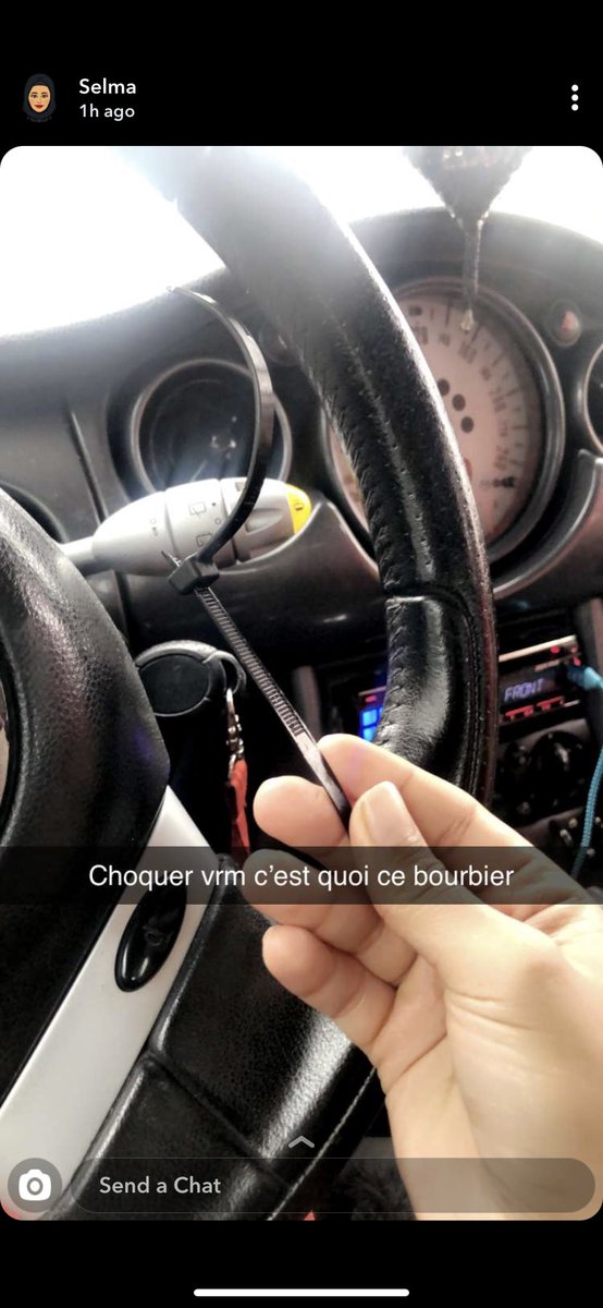 inesss_mhr's tweet photo. ⚠️Les filles faites attention !!!!! si vous voyez ca sur vos voitures c’est que quelqu’un vous a repérer pour vous kidnapper !!!!!! Ca a été vu au val d’europe , Aéroville et la courneuve , st denis !!!!!!! FAITES ATTENTION A VOUS !!! Partager svp https://t.co/vK5Ctrld65