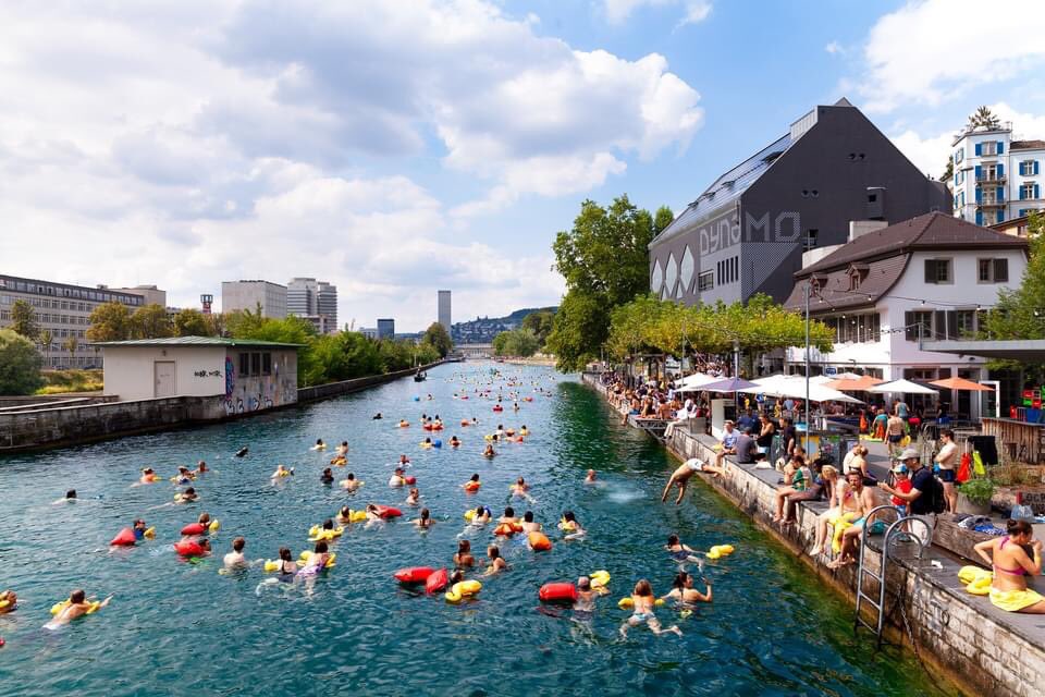 paolapierotti's tweet photo. #storieurbane #swimcity con #AndreasRuby oggi su .Lifestyle @sole24ore Il #nuoto urbano: spazi pubblici e pratiche che cambiano i comportamenti e rianimano “le città a rischio”, come recitava il titolo di @tostratosferica #UtopianHours @secolourbano @lucaballarini https://t.co/SLNEG1BgCr