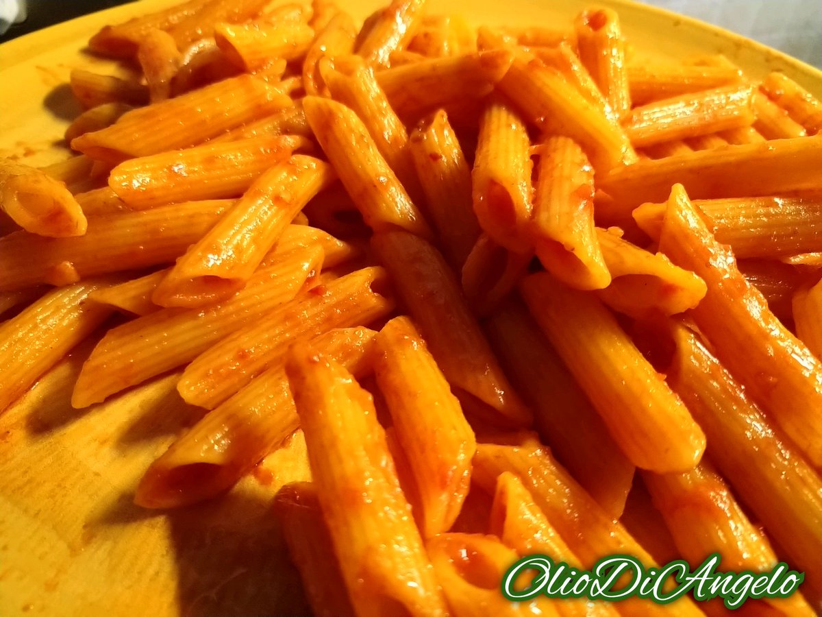 CucinaDiAngelo's tweet photo. お母さんはペンネのパスタ🍝を一番簡単に使ってました
😛
オリーブオイルとトマトソースだけ
少し唐辛子もある、本当に少しだけね
ソースに性格をあげるように。
んんんソースに性格をあげるって日本語で 言わないかも、意味はトマトだけならちょっとつまらない味です🙂
🌿https://t.co/bo15ATz4EG https://t.co/242LX6rz8N