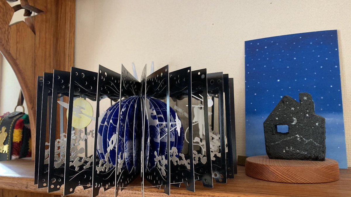 nonohanako's tweet photo. 「360°BOOK 地球と月」
二次元から三次元の世界に誘われる絵本
地球と月　そしてロケットに宇宙飛行士
楽しくてずっと眺めていたい☆
友達からのプレゼント☆
ほんっとに素敵なプレゼントをありがとう(*˘︶˘*).｡.:*♡
幸せ〜(*^^*)
#大野友資
#絵本
#青幻舎
#地球と月
#360º BOOK
#地球と月
#360book https://t.co/GYoKXtePr2