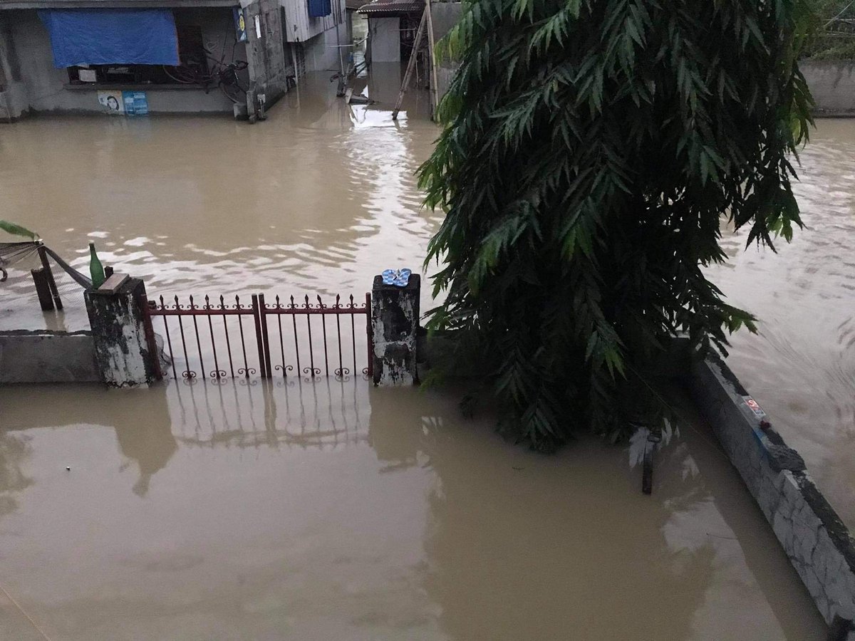 VeyaTheGreat's tweet photo. MAAWA NAMAN KAYO BULSU. ETO NA TUBIG SA CALUMPIT. WORRIED PA SILA NA BAKA MAGTAAS. 4DAYS NG WALANG KURYENTE ANONG TRIP NYO HA. Konting compassion sa mga students please lang. 

#AcademicBreakNow 
#NasaanSiGascon 
#BulacanNeedsHelp 
#BulacanNeedsHelpToo https://t.co/Hb3kmpgija