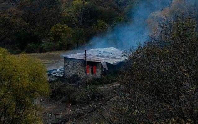 Fullyaozturk's tweet photo. Ermenistan Kelbecer'i terk etmeleri için 10 gün ek süre istedi Azerbaycan  bu isteği kabul etti. Ermeniler ise bu süreyi fırsat bilerek #Kelbecer'deki Ormanları, evleri yakıp, tuvalet klozetlerini, elektrik tellerini söküp götürüyorlar.

#KarabakhisAzerbaijan 
Azerbaijan #SUSA https://t.co/RLqhtExsCe