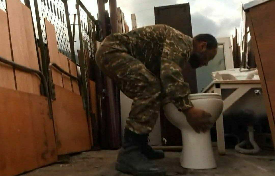 Fullyaozturk's tweet photo. Ermenistan Kelbecer'i terk etmeleri için 10 gün ek süre istedi Azerbaycan  bu isteği kabul etti. Ermeniler ise bu süreyi fırsat bilerek #Kelbecer'deki Ormanları, evleri yakıp, tuvalet klozetlerini, elektrik tellerini söküp götürüyorlar.

#KarabakhisAzerbaijan 
Azerbaijan #SUSA https://t.co/RLqhtExsCe