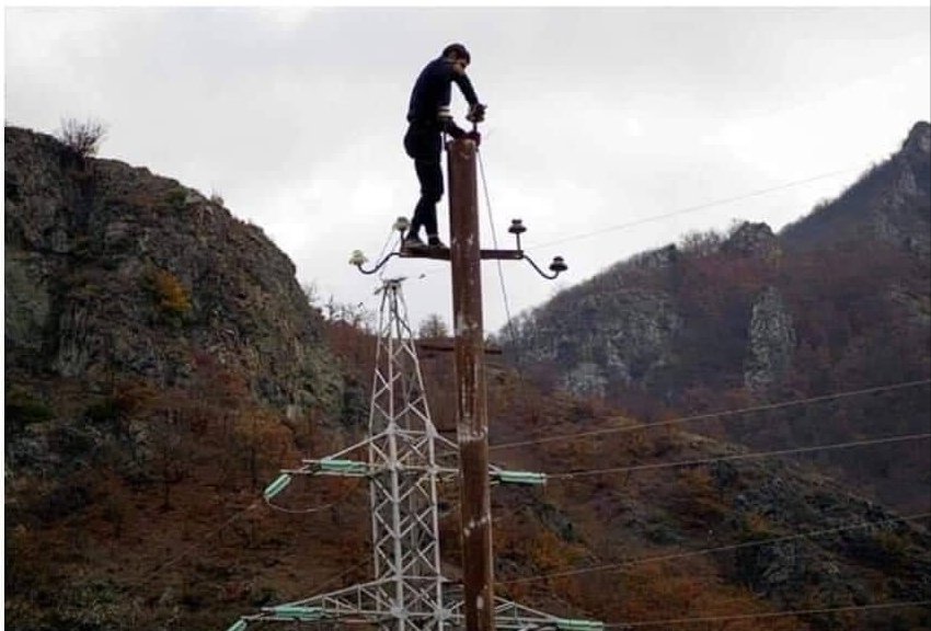 Fullyaozturk's tweet photo. Ermenistan Kelbecer'i terk etmeleri için 10 gün ek süre istedi Azerbaycan  bu isteği kabul etti. Ermeniler ise bu süreyi fırsat bilerek #Kelbecer'deki Ormanları, evleri yakıp, tuvalet klozetlerini, elektrik tellerini söküp götürüyorlar.

#KarabakhisAzerbaijan 
Azerbaijan #SUSA https://t.co/RLqhtExsCe