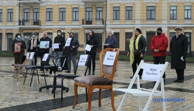Novynarnia's tweet photo. #EmptyChairDay: в Україні провели акції на підтримку українських політв’язнів в РФ, Криму й ОРДЛО - https://t.co/MornMaOz4n https://t.co/8ZAxuGa1vP