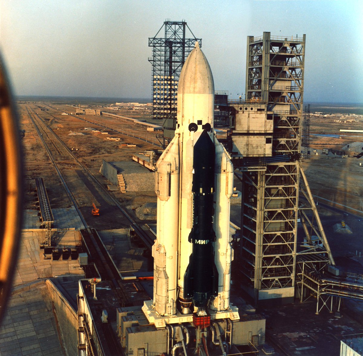 Le lancement de Bourane n'est pas le premier vol de son lanceur, Energiya, qui un an auparavant avait envoyé Polious en orbite, un démonstrateur de satellites militaire possédant des lasers spatiaux.Car à la différence de la navette US, le lanceur est indépendant de la navette.