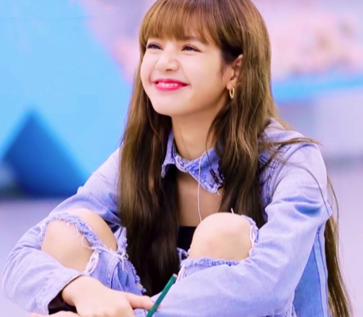 Born2Bredarmy's tweet photo. "แก้มน้องนางนั้นกลมกว่าใคร
ใจพี่แทบจมลงไปกับซาลาเปาก้อนนั้น
เจ้ากลมกลิ้งและทิ้งให้พี่นั้นเฝ้าฝัน
ทุกคืนวันฝันถึงเจ้ากลมๆก้อนนั้นเอย"
  😊😊

#กลมๆลิซ่า https://t.co/o2Kau1nVeF